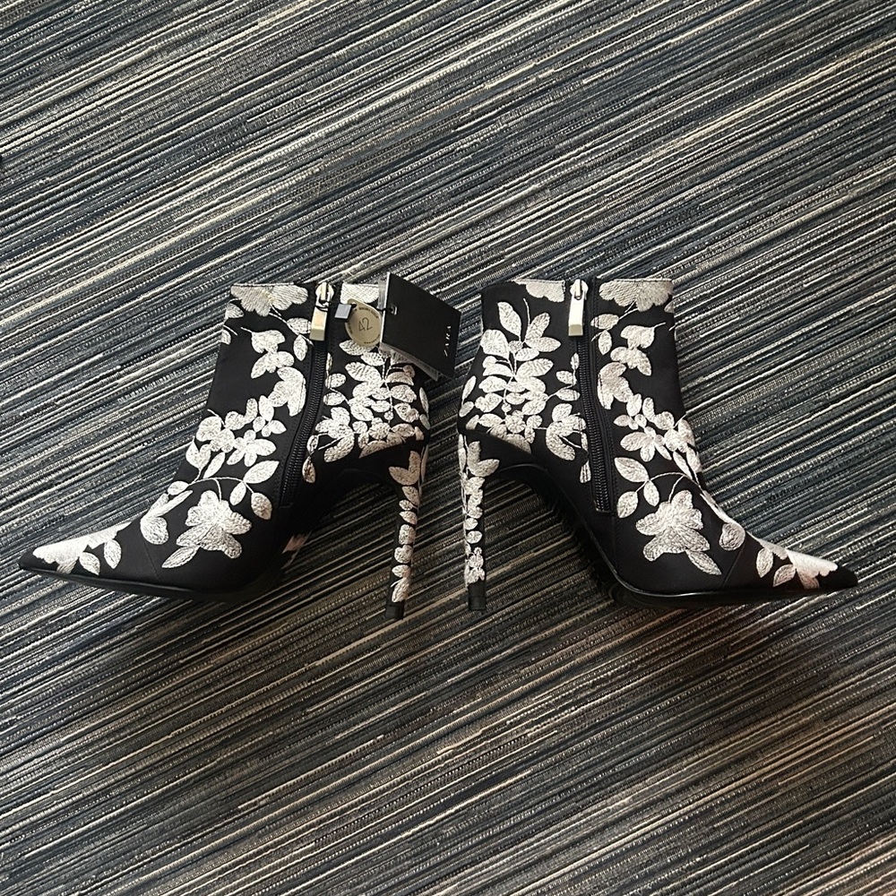 🆕Zara Size 6 /EU 36 Black and White Embroidered Floral Heeled Ankle Booties - Picture 5 of 9